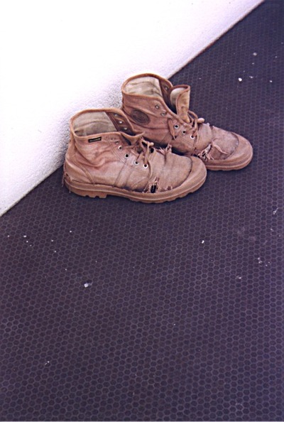 Met de schoenen tegen de muur